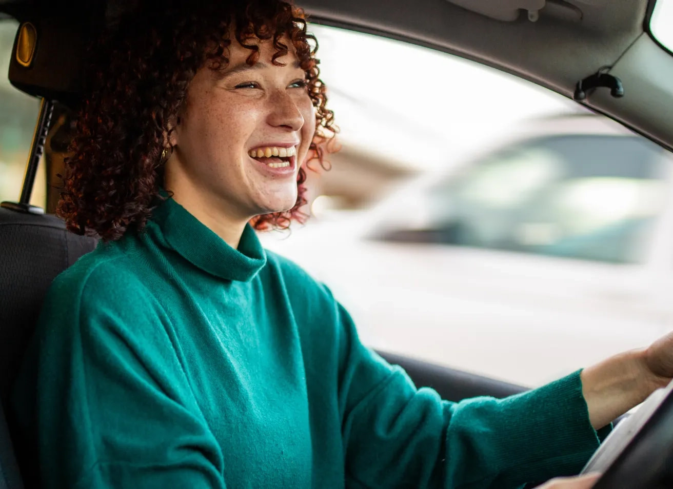 Joven estrenando su recién comprado coche de ocasión financiado con el Préstamo Coche Segunda Mano de Cofidis.