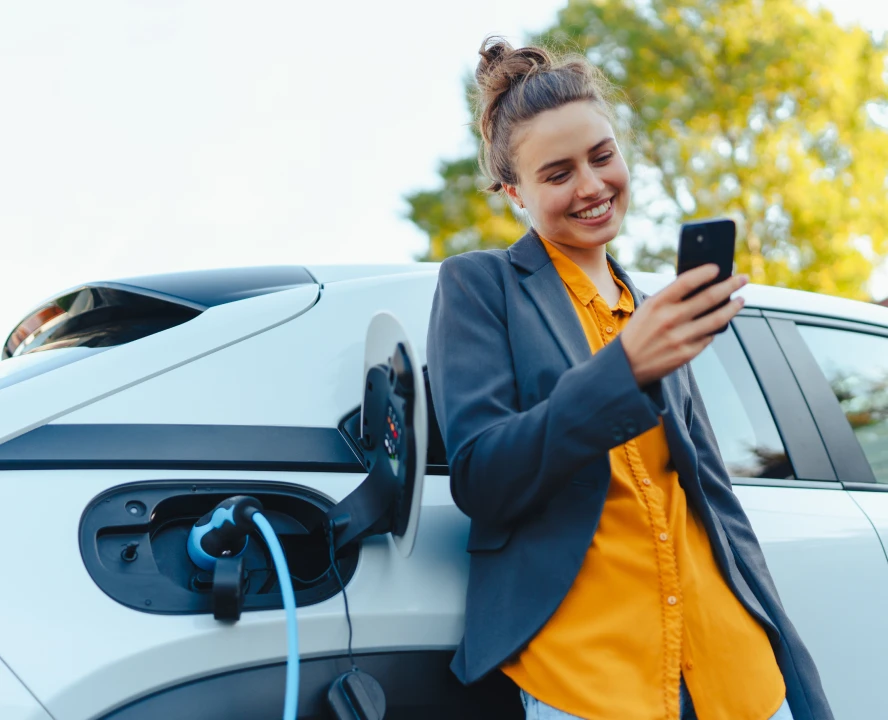 Joven disfrutando de su nuevo coche eléctrico financiado y además protegido con el Seguro de Protección de Deuda de Cofidis