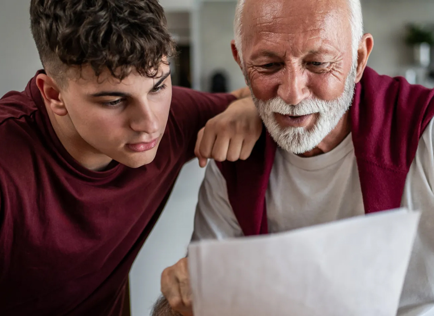 Familia solicitando el Préstamo para Herencias de Cofidis para comprar la parte o el total de una herencia familiar.