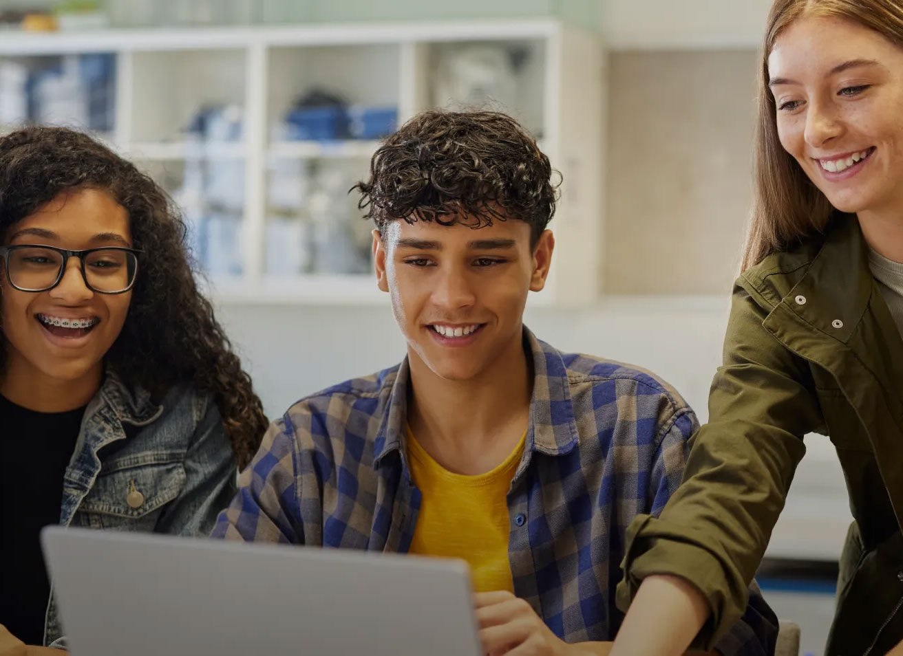 Jovenes realizando sus estudios gracias al préstamo para jóvenes de Cofidis. Solicita el tuyo ahora.