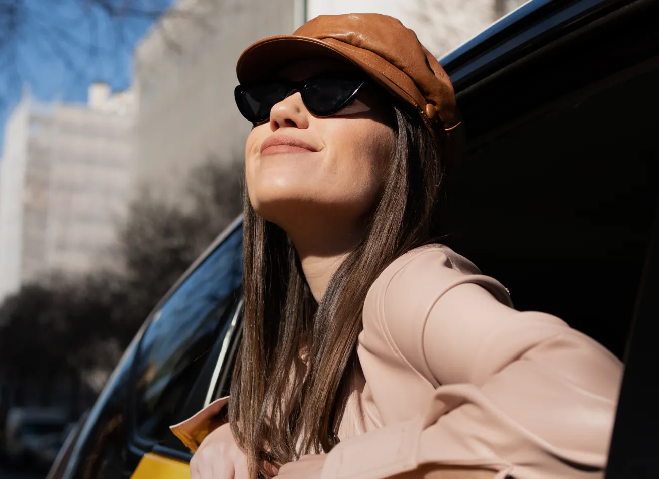 Joven disfrutando de su nuevo taxi gracias al préstamo para licencia de taxi de Cofidis. Solicita el tuyo ahora.