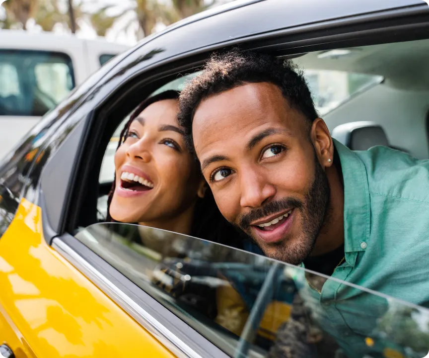 Turistas disfrutando de su viaje en tu taxi gracias al préstamo para licencia de taxi de Cofidis.