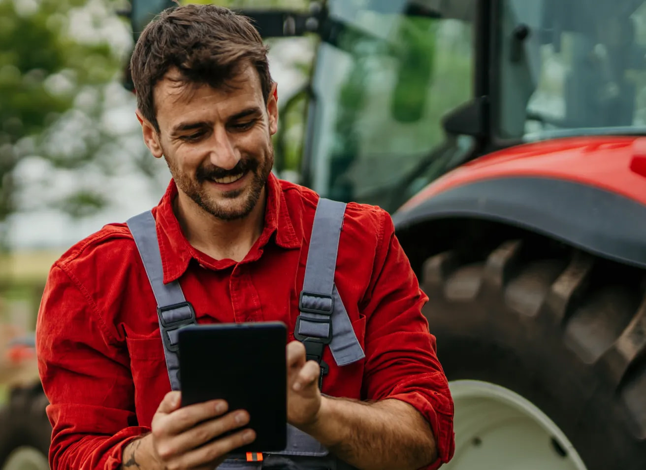 Hombre con un tractor solicitando el Préstamo Maquinaria Agrícola de Cofidis para la compra de un tractor nuevo.