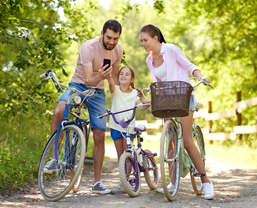 : Familia paseando con sus bicis financiadas y solicitando el Seguro de Protección de Deuda para su Préstamo Bicicleta.