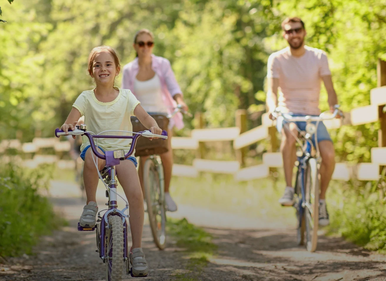 Familia sonriente con sus bicis nuevas gracias al Préstamo Bicicleta de Cofidis. Financiar una bici nunca fue tan fácil.